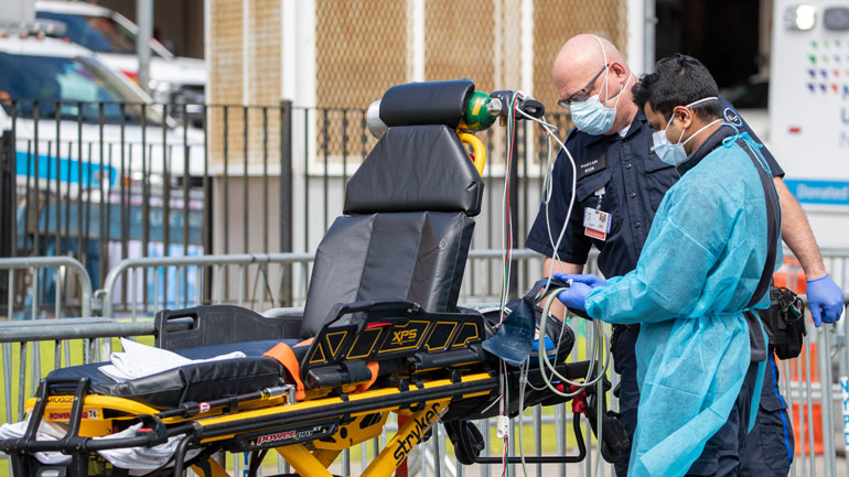 Κορωνοϊός: Η Νέα Υόρκη επιστρατεύει όλο το ιατρικό προσωπικό